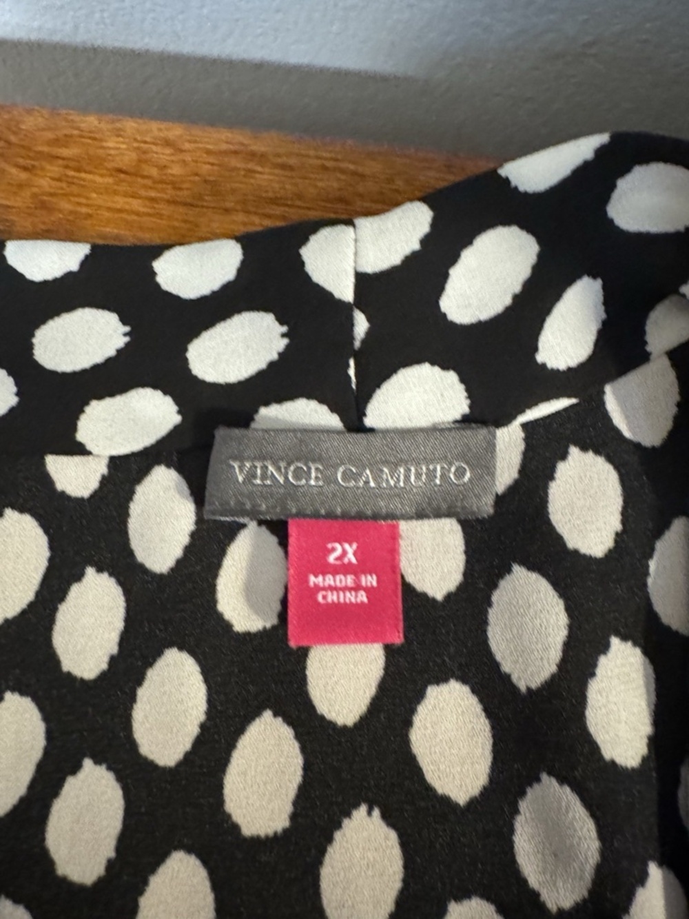 Vince Camuto Size 2X Black & White w/Geometric Print & Cold Shoulders V-Neck Top - Picture 4 of 5
